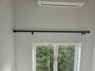 2nd hand 1.5m black steel curtain rod with brackets for sale