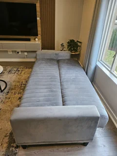 2nd hand 4 seater 3/4 sleeper couch in good condition
