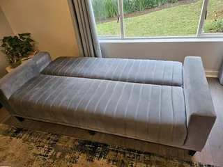 2nd hand 4 seater 3/4 sleeper couch in good condition