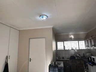 Bachelor flat for rent in olivedale available now. Near malibongwe drive and olivedale hospital.