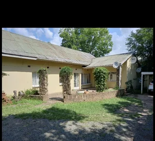 R2800 College Rd.large Room In A Commune.