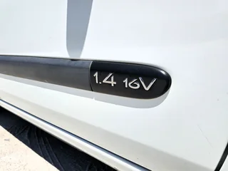 2004 Renault Clio 1.4 16V Hatchback