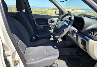 2004 Renault Clio 1.4 16V Hatchback