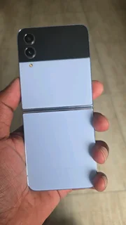 Samsung Galaxy ZFlip 4 256GB Blue like new
