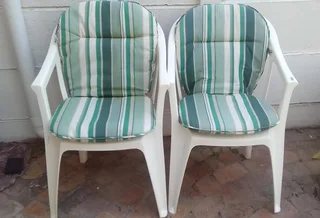Patio chairs white plastic x 4 - R195 the lot