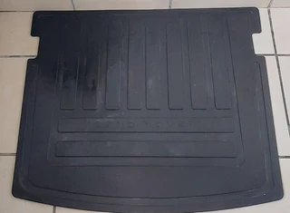Freelander 2 Rubber Load Space Mat and one Floor Mat - R600