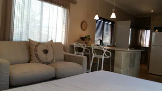 Studio Apt. BATCHELOR UNIT in Sunset Beach village Milnerton Near Shops Myciti CT Beach ⛱️ CenturyC