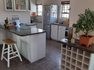 Bedroom-en-suite Hse-share in beach village of Milnerton in Sunset Beach.  Near Shops Myciti CT CenC