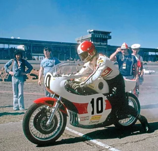 PICTURE/MIRROR of AGOSTINI on the YAMAHA TZ700/750.