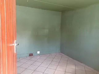  R1800 Room for Rent – Southernwood, East London