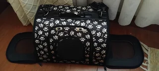 Pet travel carrier