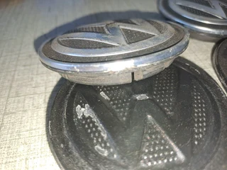Golf 7R. 8 center caps not new