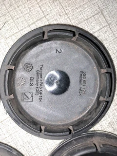 Golf 7R. 8 center caps not new