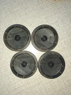 Golf 7R. 8 center caps not new