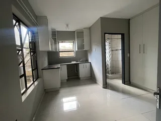 Bachelor cottage with own bthrm &amp; kitchen to rent in cosmo city ext 8