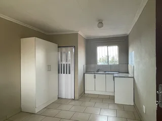 Bachelor room with own bthrm &amp; kitchenette to rent in cosmo city ext 8 (wifi &#43; solar)