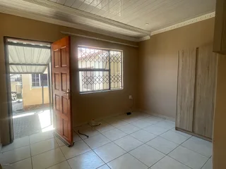 Bachelor room with own bthrm and kitchenette to rent in cosmo city ext 8 (wif&#43;cctv)