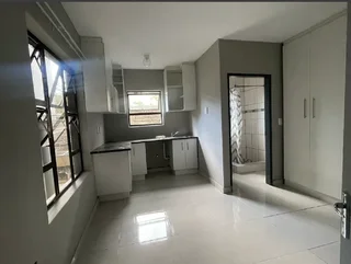 Bachelor cottage with own bthrm & kitchen to rent in cosmo city ext 8 (wifi + solar)