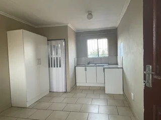 Bachelor room with own bthrm &amp; kitchenette to rent in cosmo city ext 8 (wifi + solar)