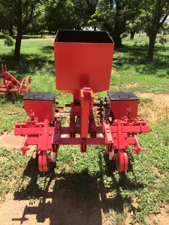 Twee ry planters beskikbaar