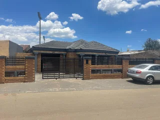 Stunning 2bed house at Makhulong Tembisa up for Rental