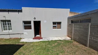 Two Bedroom Flatlet in Perridgevale, Greenacres. Renting out per room for 2 months Dec & Jan