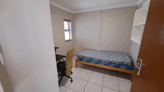 Two Bedroom Flatlet in Perridgevale, Greenacres. Renting out per room for 2 months Dec &amp; Jan