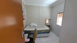 Two Bedroom Flatlet in Perridgevale, Greenacres. Renting out per room for 2 months Dec &amp; Jan