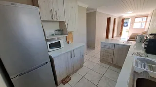 Two Bedroom Flatlet in Perridgevale, Greenacres. Renting out per room for 2 months Dec &amp; Jan