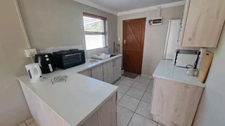 Two Bedroom Flatlet in Perridgevale, Greenacres. Renting out per room for 2 months Dec &amp; Jan