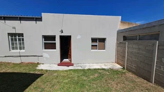 Student Accommodation for two females in Perridgevale, Greenacres