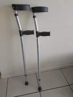 2 x Walking Crutches
