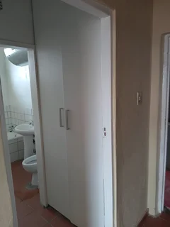 Beautiful 2 BEDROOM FLAT IN FOREST HILL JHB SOUTH