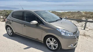 Peugeot 208 (LOW LOW KMS MINT)