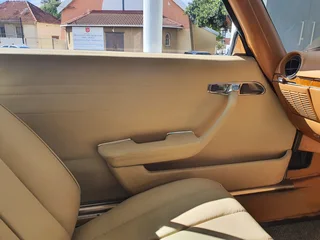 White Mercedes-Benz {derivative} with 240000km available now!