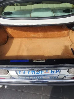 White Mercedes-Benz {derivative} with 240000km available now!