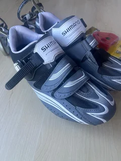 Shimano cycling shoes with pack of Cleats
