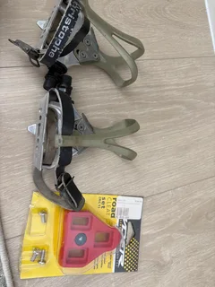 Shimano cycling shoes with pack of Cleats