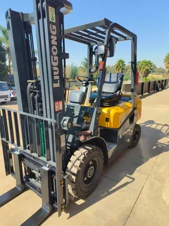 2,5 TON DIESEL FORKLIFT SPECIAL!!