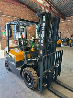 2,5 TON DIESEL FORKLIFT SPECIAL!!