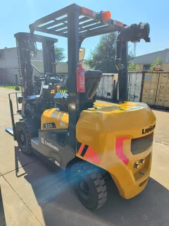 2,5 TON DIESEL FORKLIFT SPECIAL!!