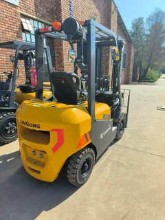 2,5 TON DIESEL FORKLIFT SPECIAL!!