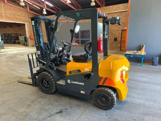 2,5 TON DIESEL FORKLIFT SPECIAL!!