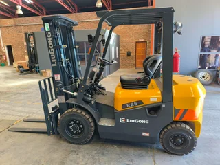 2,5 TON DIESEL FORKLIFT SPECIAL!!