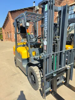 2,5 TON DIESEL FORKLIFT SPECIAL!!