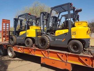 Semi Rough Terrain 2,5 Ton Forklift Special !!