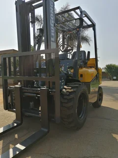 SEMI ROUGH TERRAIN 2,5 TON FORKLIFT SPECIAL !!
