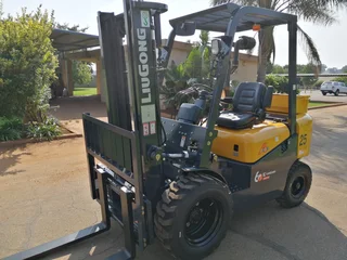 SEMI ROUGH TERRAIN 2,5 TON FORKLIFT SPECIAL !!