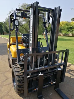 SEMI ROUGH TERRAIN 2,5 TON FORKLIFT SPECIAL !!