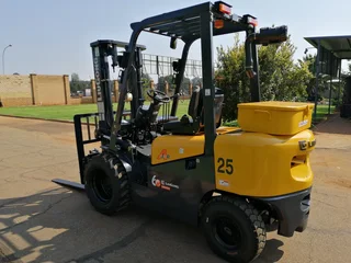 SEMI ROUGH TERRAIN 2,5 TON FORKLIFT SPECIAL !!
